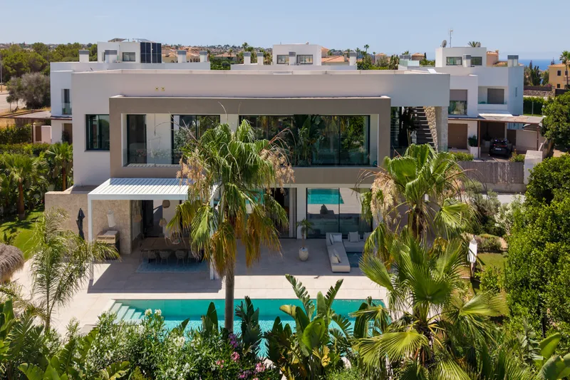 Luxury villa with sea views — photo 3