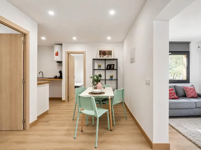 Just a few steps from the sea, in a residential and quiet area of Magaluf, this bright and fully renovated home is located — photo 2