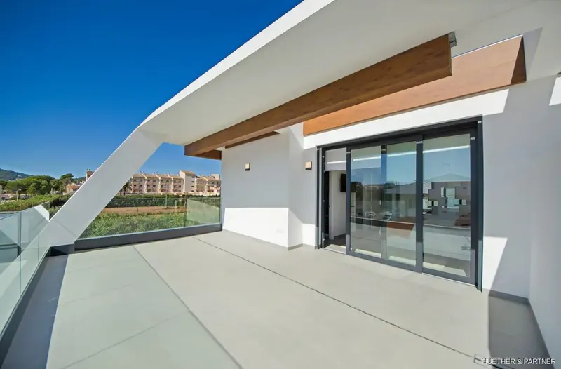 This new building with ground floor apartments, penthouses and townhouses is being built in an absolutely privileged location in Ca — photo 2