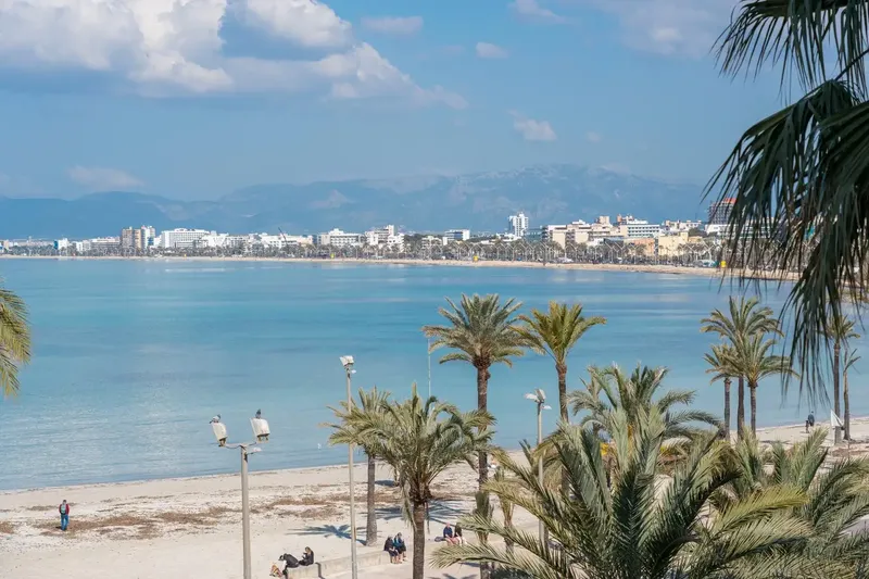 Discover this spectacular 180 m2 apartment on the first line of the beach in El Arenal de Llucmajor, where every day ends with a sunset — photo 4