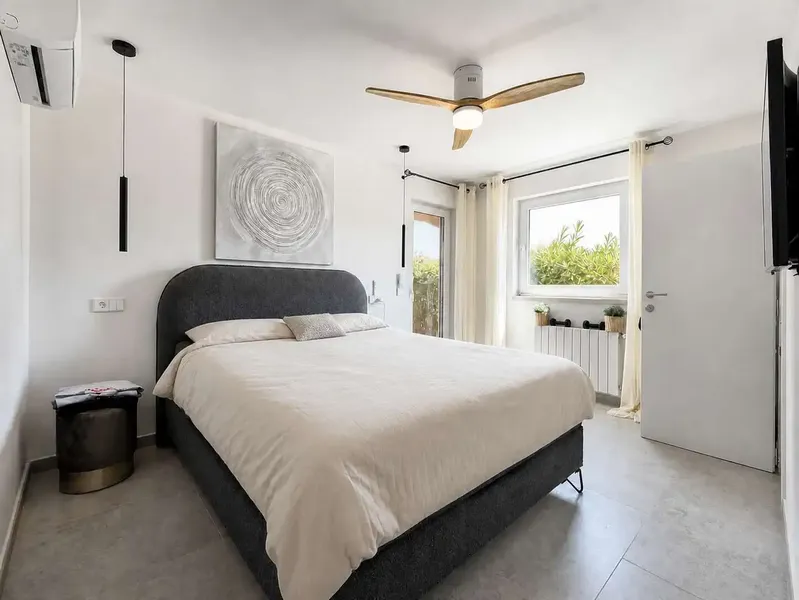 Ground floor flat in Cala Mendia, renovated with high-quality materials, combines modern comfort with the Mediterranean lifestyle — photo 7