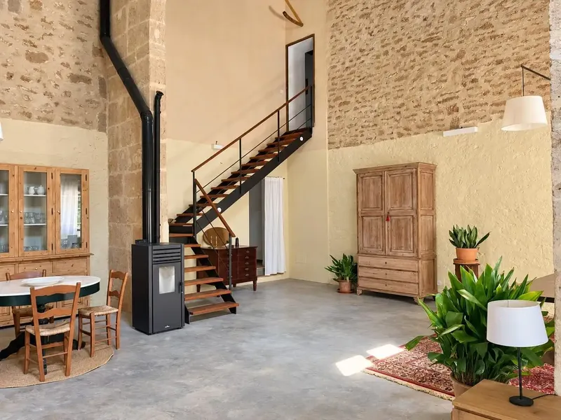 Piedra natural, un gran arco y techos de gran altura con vigas vistas definen el carácter de esta casa de campo tradicional mallorquina ubic — photo 6