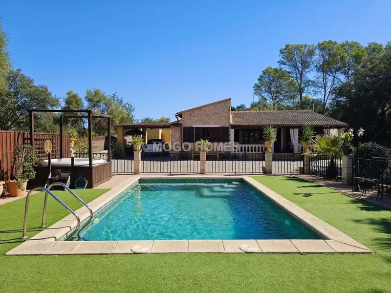Esta atractiva casa es perfecta para quienes desean vivir en el campo, ya que cuenta con conexiones a la red eléctrica y al suministro de ag — photo 1