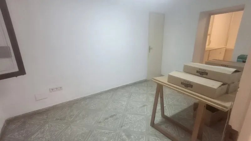 Ground-floor shop in a central location of S Horta — photo 11