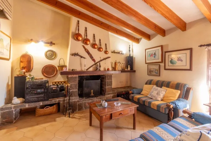 Large 3,500m² plot with dwelling, warehouse and great potential — photo 1