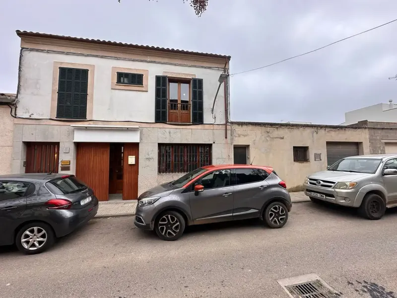 In the heart of Felanitx, this property represents a unique opportunity for those seeking a renovation project with enormous potential — photo 1