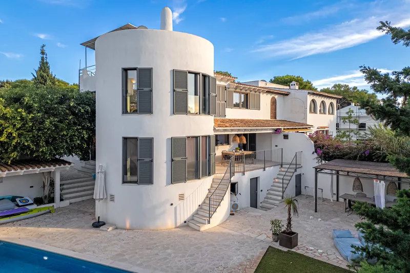 Villa in Portocolom - Exterior view of the semi-detached house with pool — photo 2