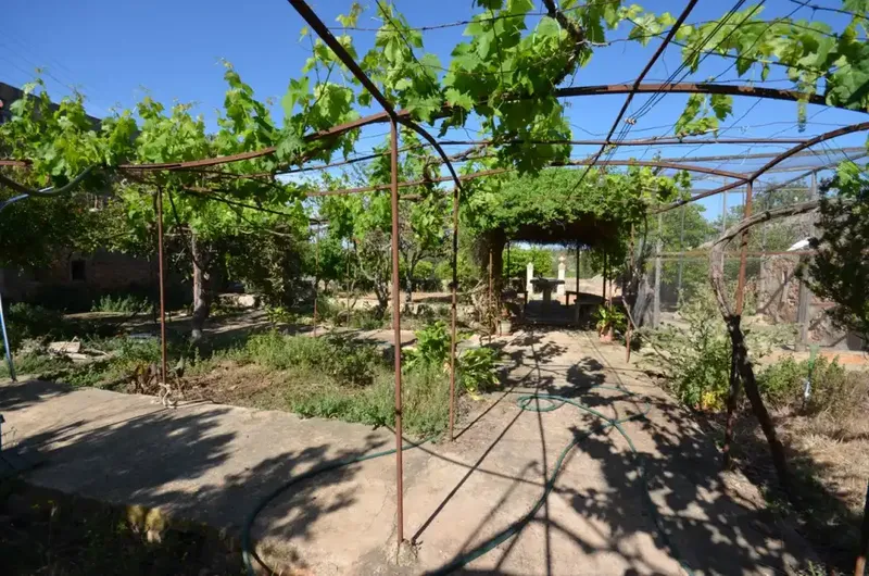 Just 10 minutes by car from Palma de Mallorca, on the old road to Sineu, this traditional estate enjoys a beautiful location — photo 7