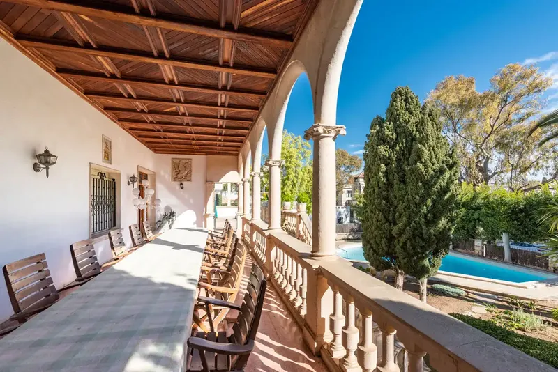 This beautiful classic Mallorcan style villa in Palma de Mallorca is located in a privileged and quiet residential area in the prestigious — photo 3