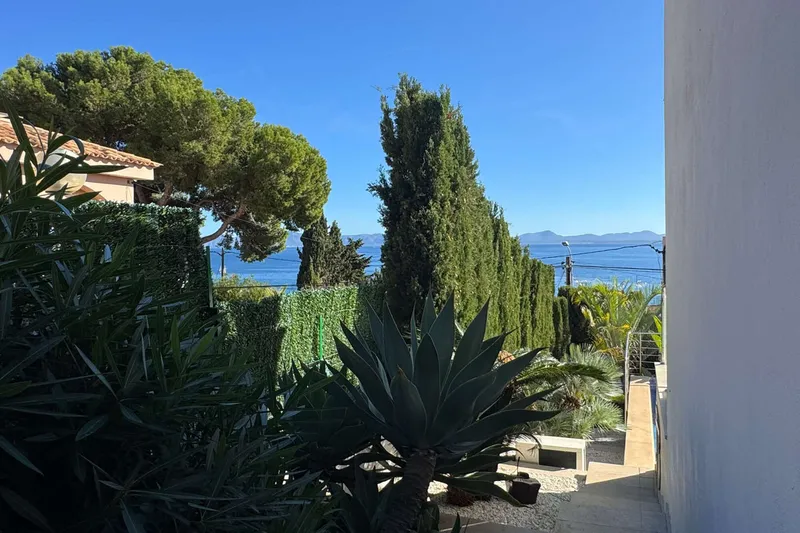 Mediterranean villa on the second sea line with sea access, near golf course and holiday rental license, Ref. 9916 — photo 8