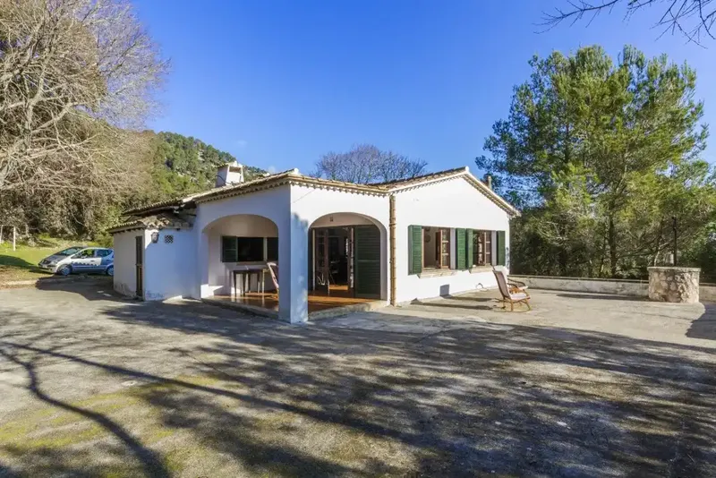 Impressive estate with a single-story country house, three bedrooms, two bathrooms and a comfortable living/dining room — photo 3