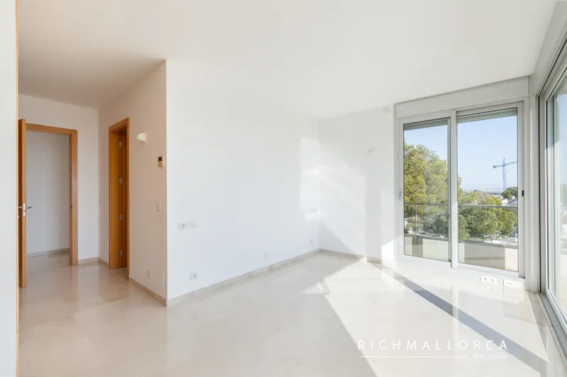 Rare Penthouse with Private Rooftop & Sea Views — photo 12