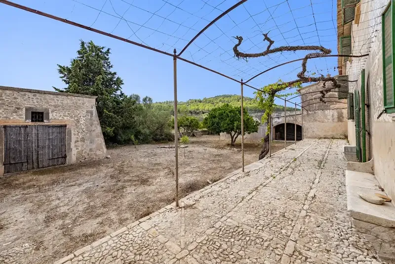 This enormous finca, for sale in Algaida, originally dates from the 15th century and includes a main house, several outbuildings and extensive land — photo 4