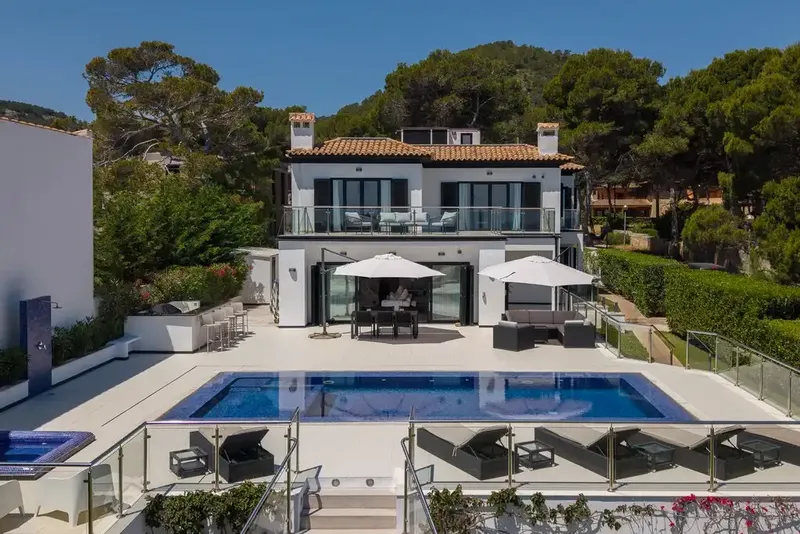 Located in a coveted frontline sea position in Cala Ratjada, this exceptional villa enjoys stunning panoramic views — photo 3