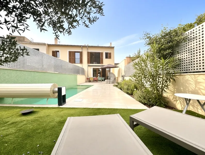ADOSADO CON PISCINA Y JARDÍN EN PÓRTOL (MARRATXÍ) — photo 1