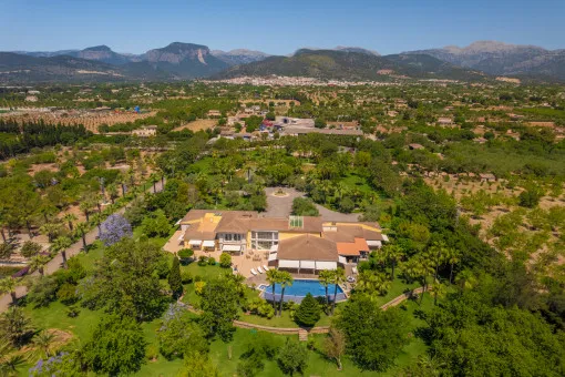 Inca: Exquisite estate between Binissalem and Inca with luxury, privacy and grandeur on 8.9 hectares of park-like grounds — photo 1
