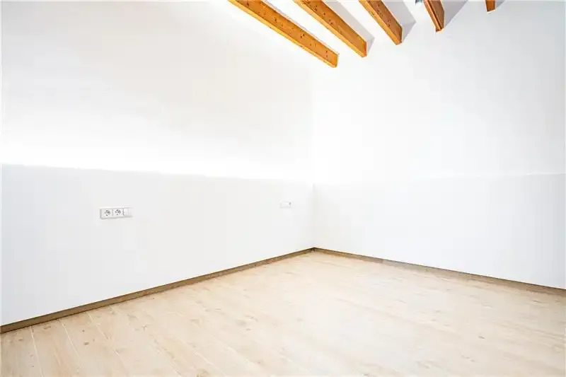 Ground floor with patio and pool, approx. 120m², living-dining room of approx. 30m² with exposed beams, fully furnished and equipped kitchen — photo 9