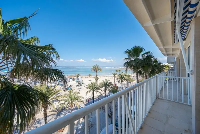 Discover this spectacular 180 m2 apartment on the first line of the beach in El Arenal de Llucmajor, where every day ends with a sunset — photo 5