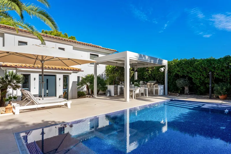Stylish family villa with pool and garden in a quiet location — photo 2