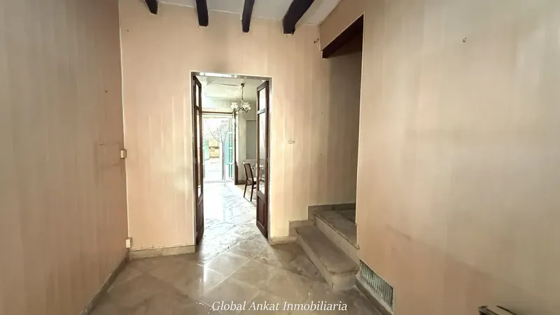 This 258 m² townhouse, distributed over three floors on a 163 m² plot, offers endless possibilities to — photo 6