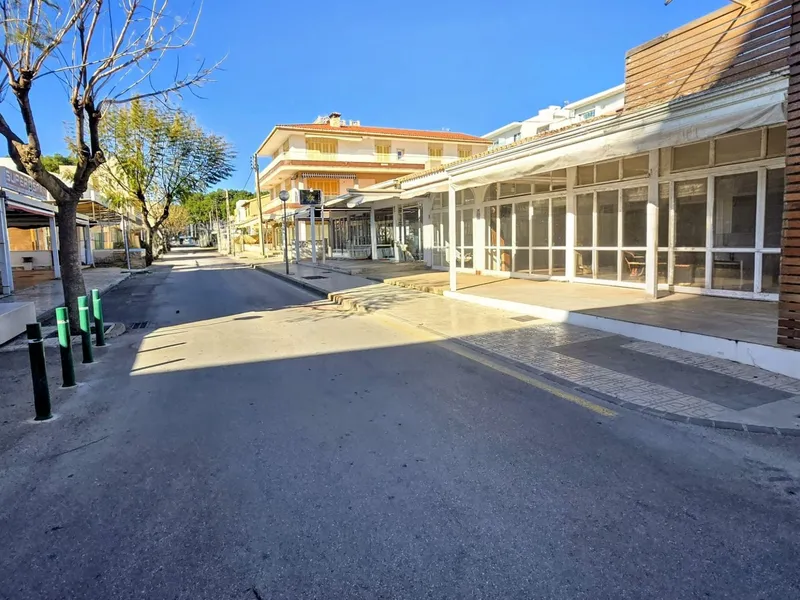 6 Commercial Premises - A House and Plot in Cala Ratjada Commercial Area — photo 2