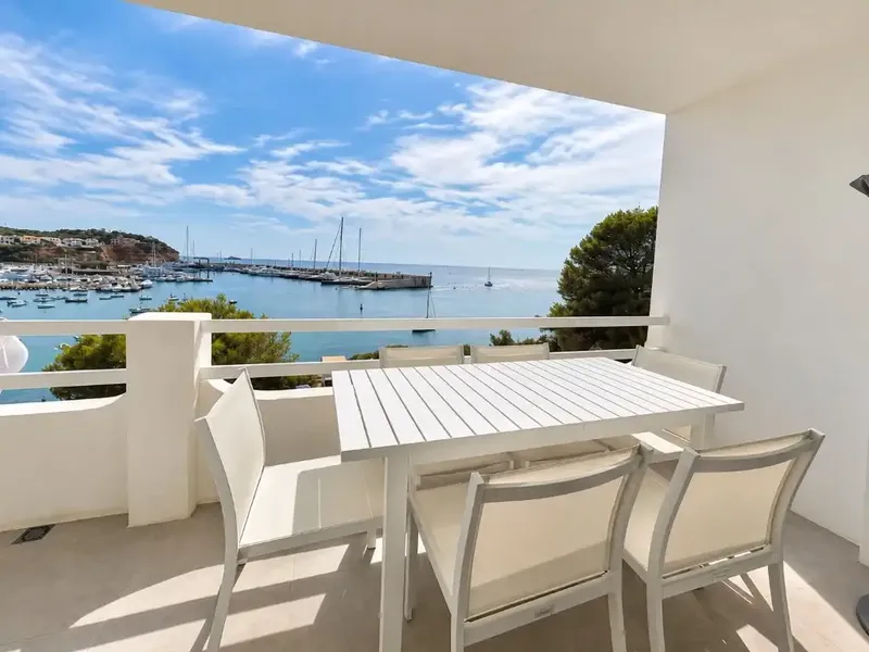 Elegante apartamento moderno en una ubicación privilegiada en primera línea de mar en El Toro, a pocos pasos de Port Adriano. — photo 2