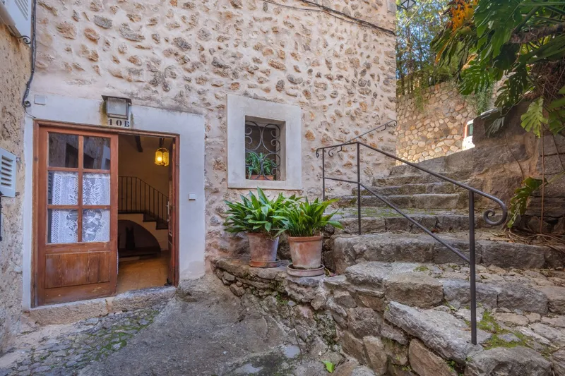 Authentic stone build house in the centre of Biniaraix — photo 5