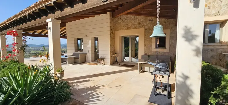 This impressive luxury villa is rented for a long season, with a minimum stay of 32 nights. The price varies depending on the period — photo 5