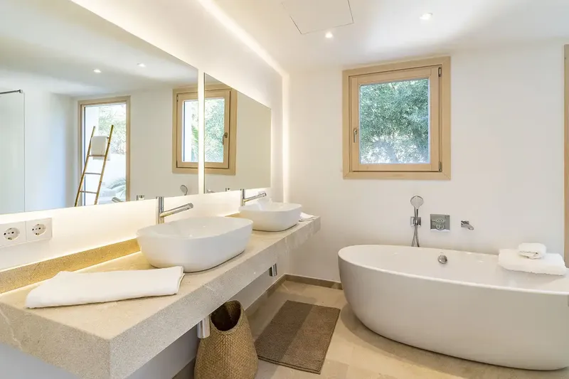 This spectacular villa in Son Vida with pool surrounded by palm trees and fantastic views of the green surroundings is located on a plot — photo 12