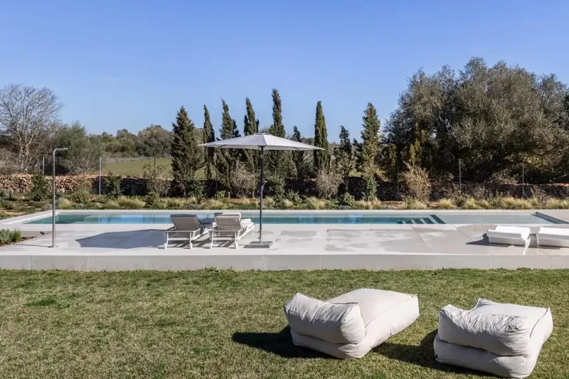 Welcome to your new dream villa! This luxurious detached residence impresses with its bright rooms and a spacious — photo 4
