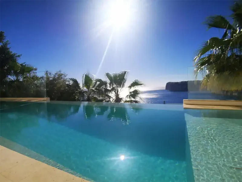 Esta villa moderna se ubica en la exclusiva zona de Cala Llamp en Port d´Andratx, y ofrece hermosas vistas al mar y puestas de sol. La villa — photo 1