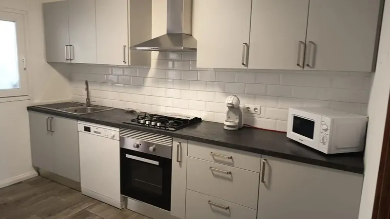 The main dwelling has 2 bedrooms, living-dining room, small living room and 1 bathroom, completely new kitchen, large pantry, terrace of 84 m — photo 8