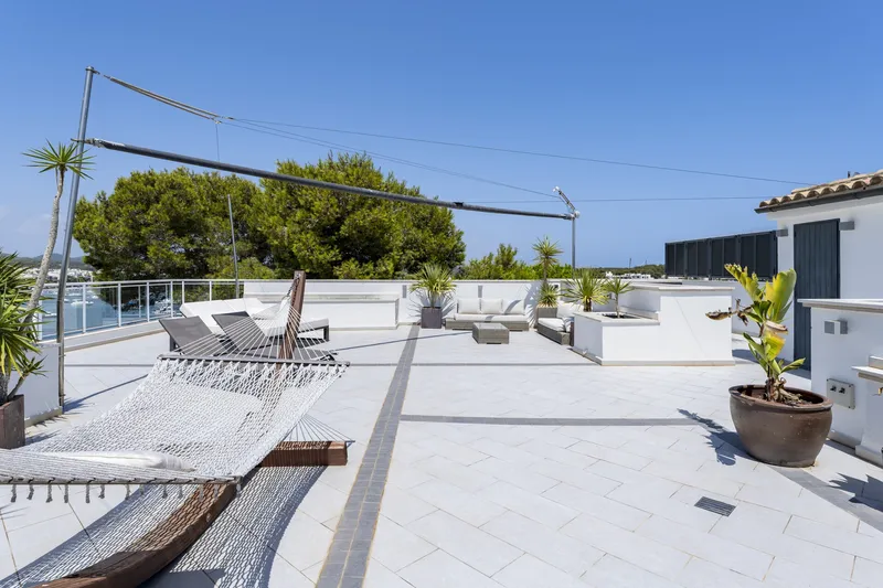 Penthouse with 200 sqm roof terrace and harbour views in Portocolom — photo 11