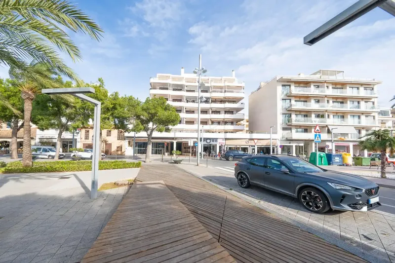 If you are looking for an excellent opportunity to acquire a property in an unbeatable location, this apartment is for you. Located right on — photo 4