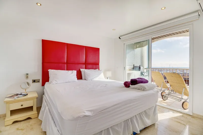 Frontline apartment with panoramic sea and marina views — photo 3