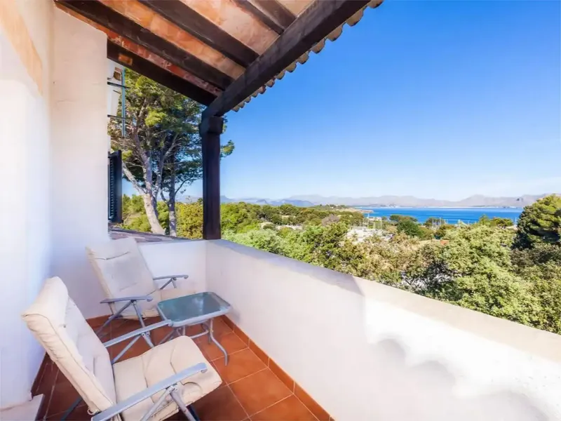 180 m² property with living room, 2 fully equipped kitchens, 4 bedrooms and 2 bathrooms — photo 4