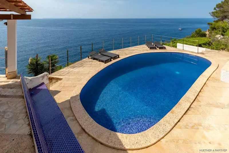 In an absolutely privileged location, directly on the cliffs of Cala Pi, this Mediterranean villa is situated on the first line — photo 9