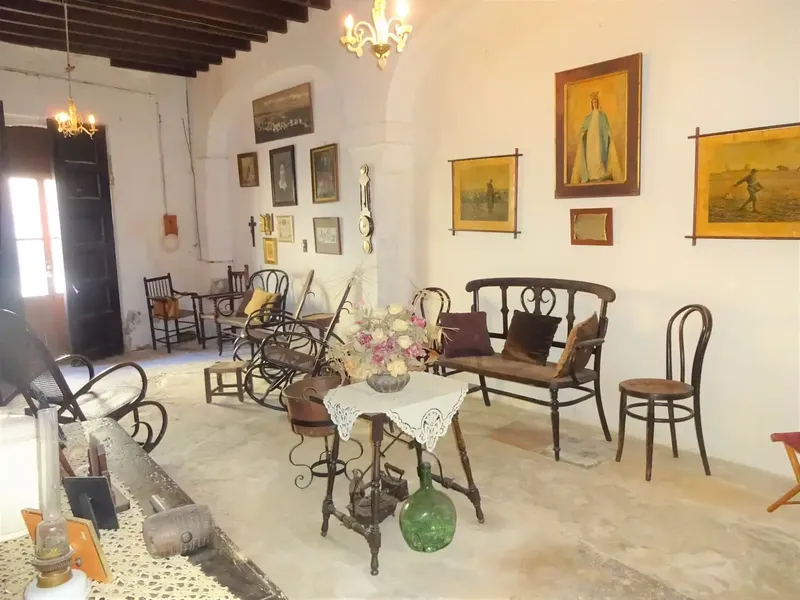 Exceptional manor house in Muro dating from 1919, distributed over 3 floors. It consists of entrance hall, living-dining room with arch — photo 6