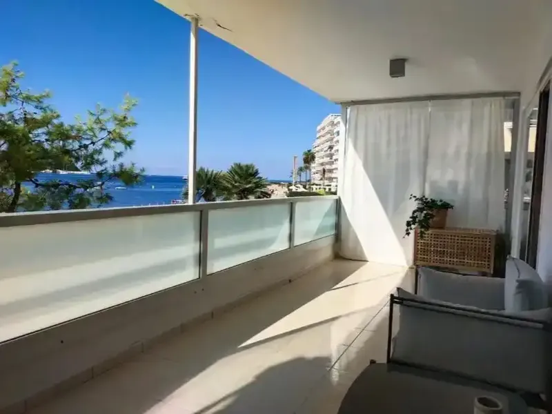 Piso con gran terraza en primeria linea de mar en el centro de Santa Ponça. 3 dormitorios, 2 baños y amplio salón comedor con cocina incorpo — photo 1