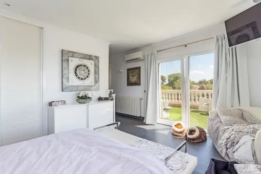 Vallgornera, luxurious Mediterranean-style chalet with a garden oasis and sea views — photo 8