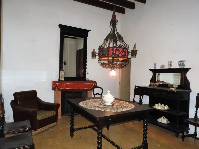 Three-storey Mallorcan manor house on a corner in Felanitx. It has several living rooms, 8 bedrooms, 2 bathrooms, kitchen. — photo 8