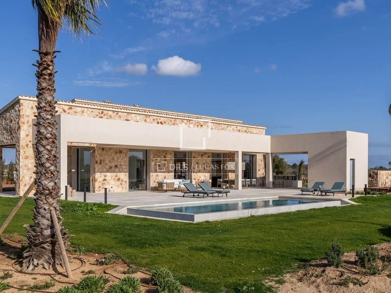 556m² country house with 165m² terrace for sale in Santanyí — photo 1