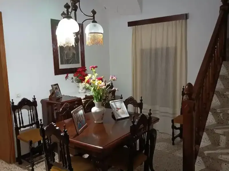 Casa de pueblo de construcción antigua. Situada en zona centro. Amplio patio y anexos (Trasteros, garaje) — photo 4