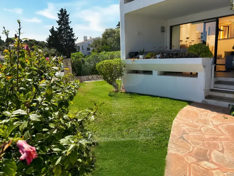 Exclusive ground floor apartment on the first line of the sea, with direct private access to Cala Ferrera beach. — photo 3