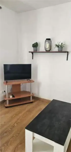 Bonito piso, con piscina y jardines comunitario a 50 metros de la playa, 1 habitación, cocinasalón, baño y terraza. Amueblado con lavadora,  — photo 2