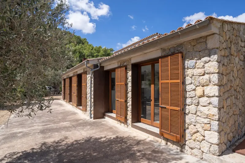 This exceptional finca with a plot of approx. 42,000 m² is located in a spectacular natural paradise between Orient and Alaró, in — photo 4
