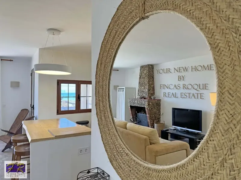 Fincas Roque Inmobiliaria is proud to present this impressive single-family villa located in a privileged location, on the first line — photo 2