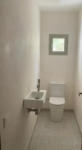 Disponible inmediatamente. Este precioso chalet de cuatro dormitorios, completamente renovado en 2026, combina el encanto de la arquitectura — photo 11