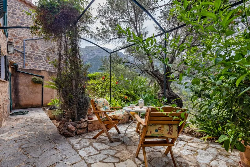 Character filled family house with garden in Deia — photo 4