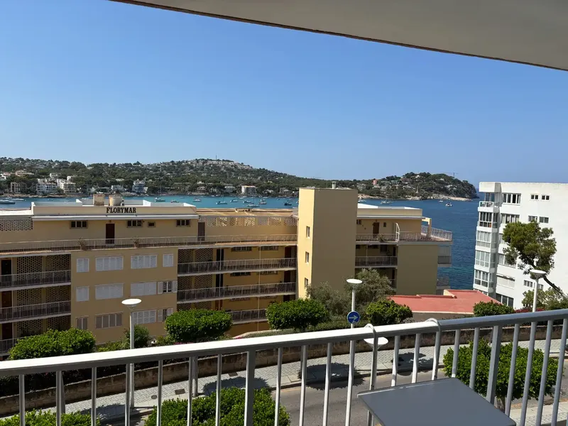 Apartment with terrace and sea views near the center of Santa Ponsa, next to the beach — photo 4